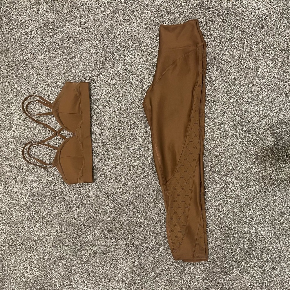 LIKE NEW ALO YOGA CELESTE SPORTS BRA & CAPRI LACE LEGGINGS
